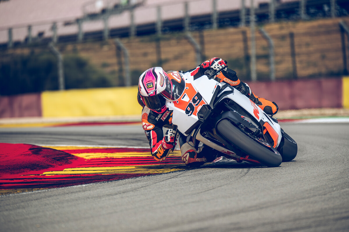 735384_MY26_KTM 990 RC R TRACK_ACTION12_ACTION_ACTION
