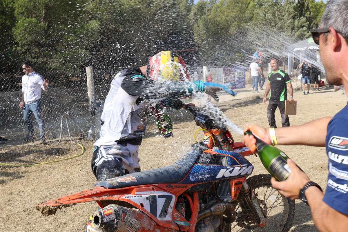 Celebrando el título de José Antonio Butrón - Campeón de España de MX1 