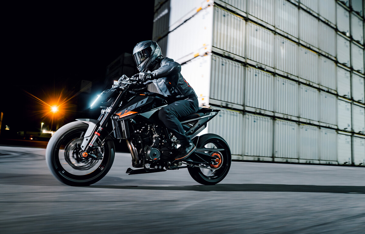 753236_MY27_KTM 790 DUKE ACTION_EUROPE_ GLOBAL_Action