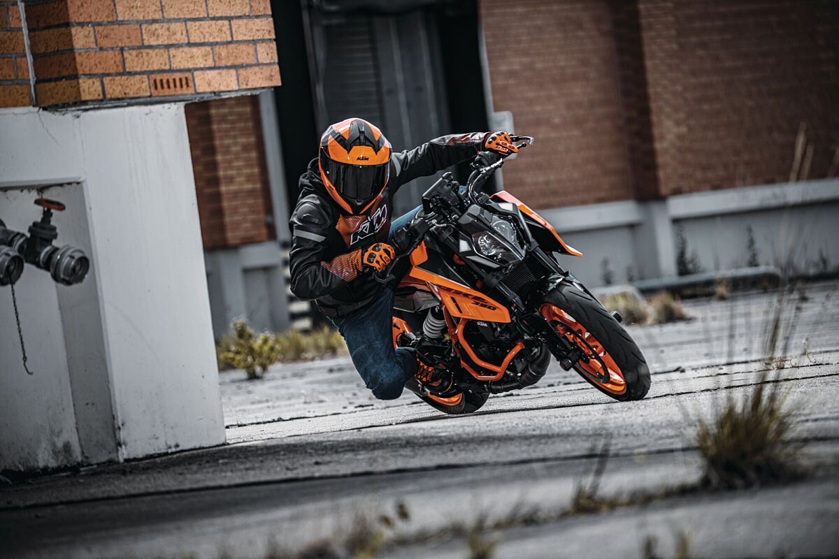 541656_MY24 KTM 390 DUKE_Action_Cat_A_Action_TENSION LEATHER JACKET_01_ACTION_Action