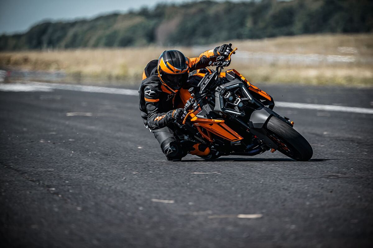 554240_MY24 KTM 1390 SUPER DUKE R_Action_Action_ACTION_01_ACTION_Action