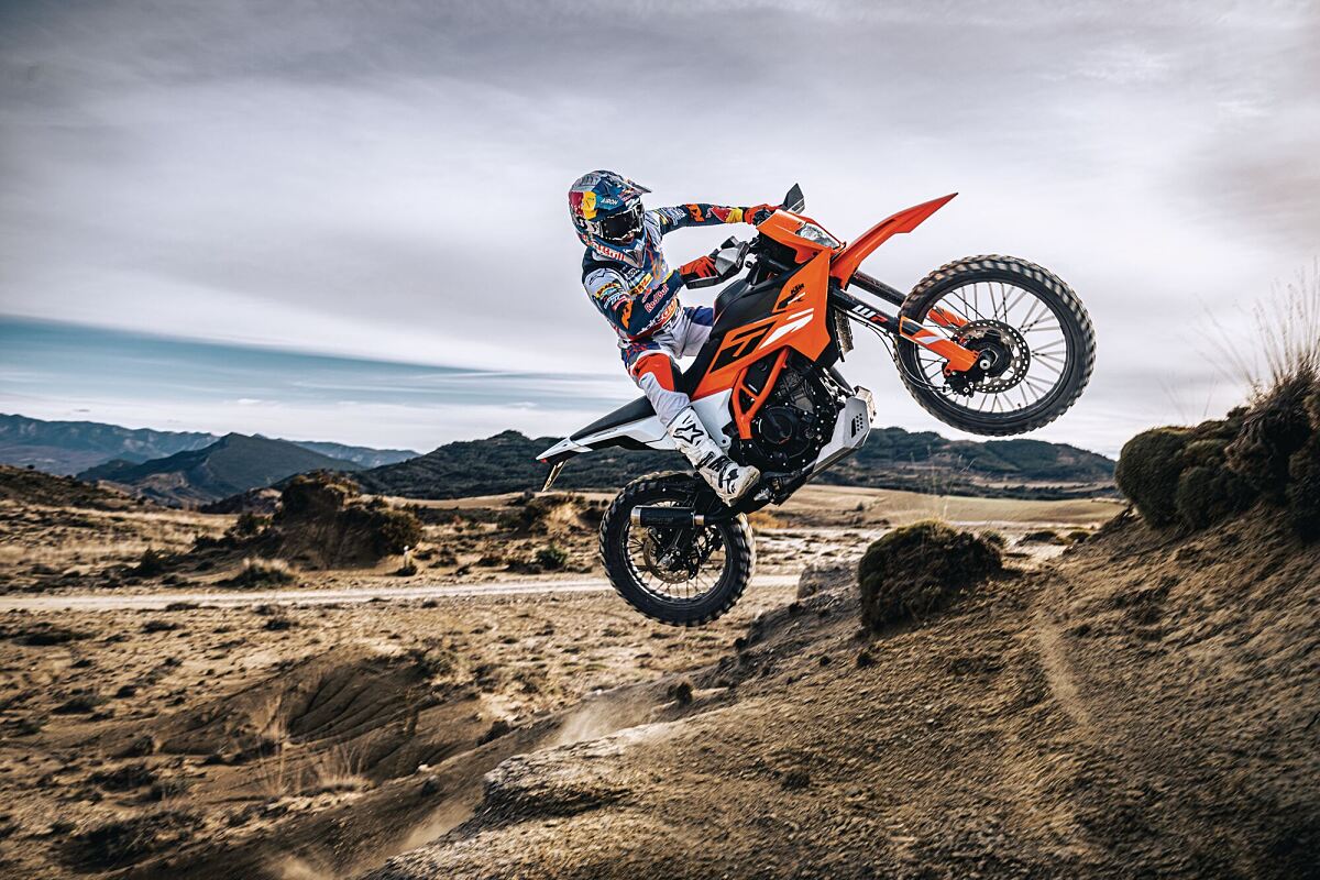 662274_MY25 KTM 390 ENDURO R R-Action- Cat A_01_ACTION_KTM 125 _ 390 ENDURO R