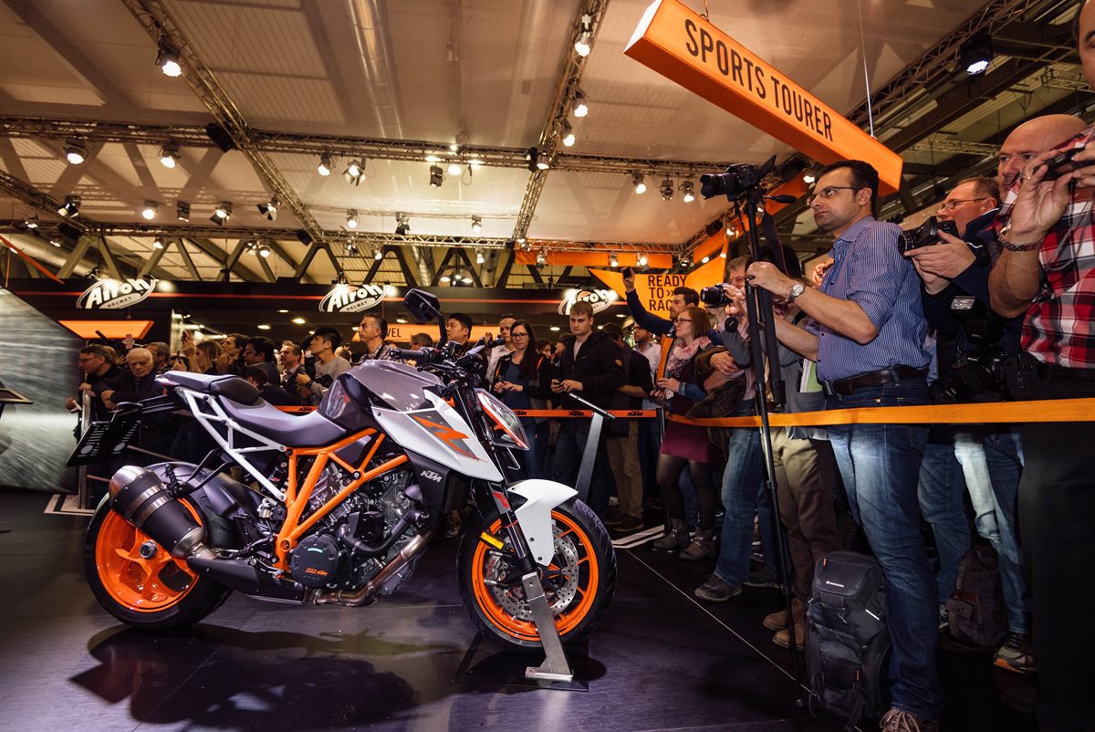 KTM 1290 SUPER DUKE R Crowd