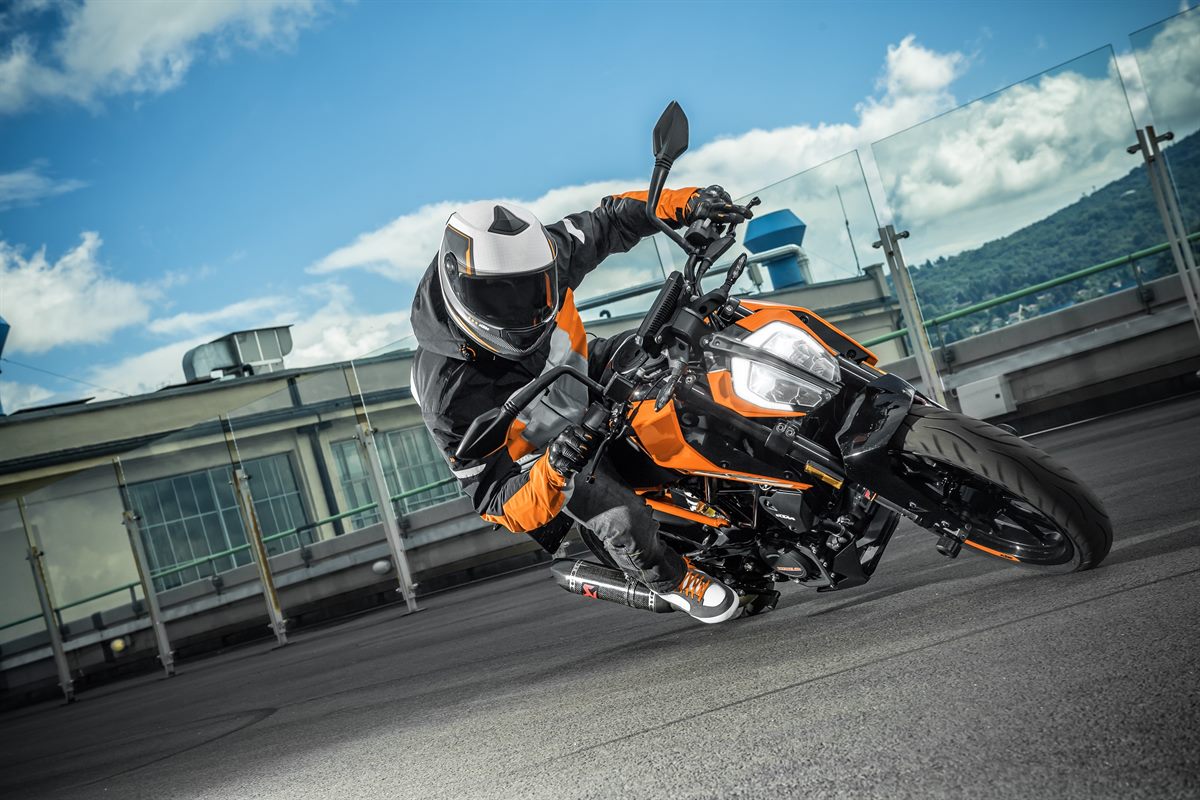 KTM 125 DUKE MY17_Action