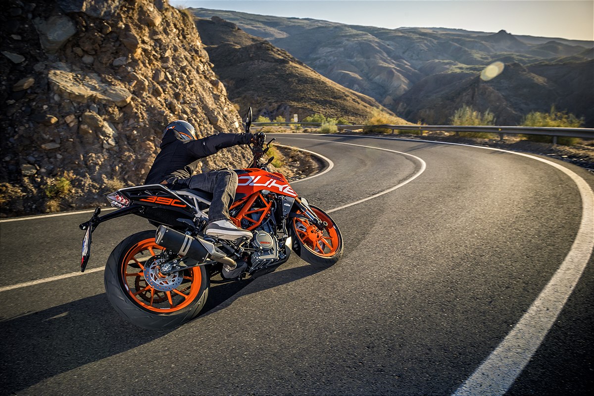 2017_KTM_390DUKE_Action_5