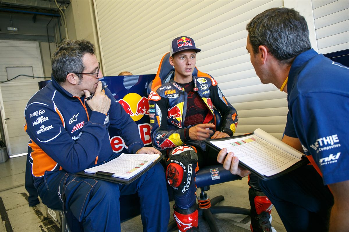 Brad Binder & Staff Box Jerez 2016