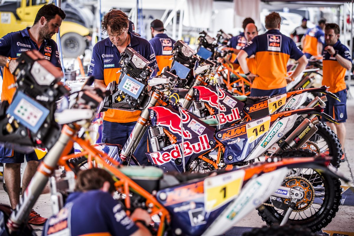 Mechanics Red Bull KTM Factory Racing Bivouac Dakar 2017