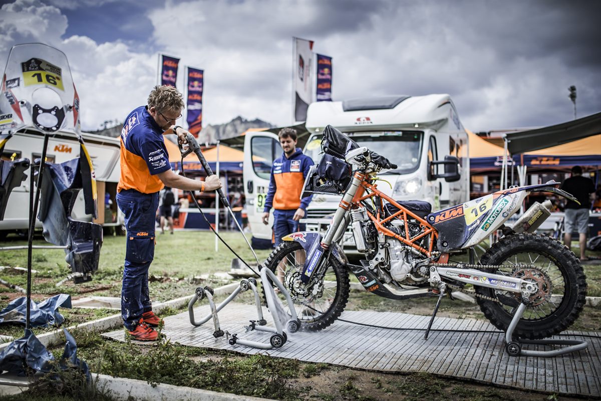 Mechanic Matthias Walkner KTM 450 RALLY Bivouac Dakar 2017