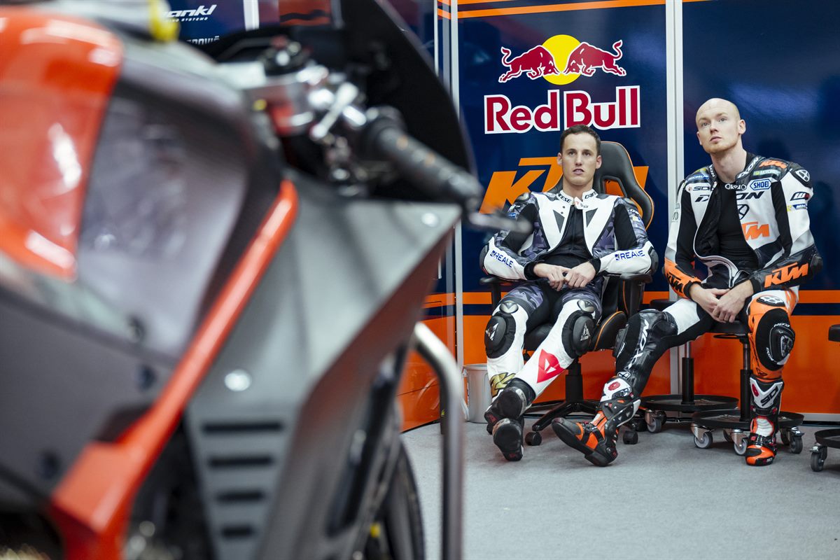 Pol Espargaro & Bradley Smith KTM RC16 Box Valencia 2016