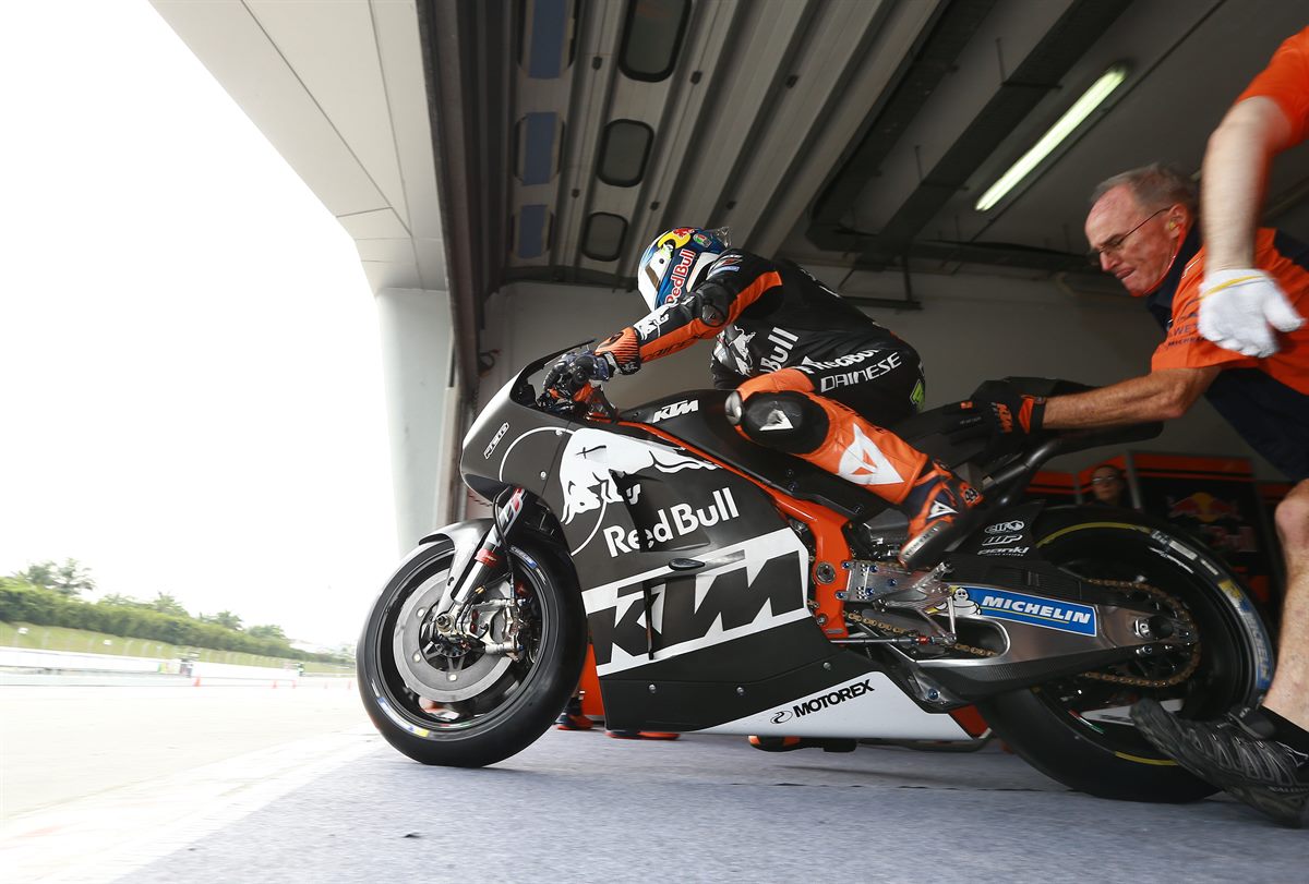 Pol Espargaro & Mechanic KTM RC16 Box Sepang 2017