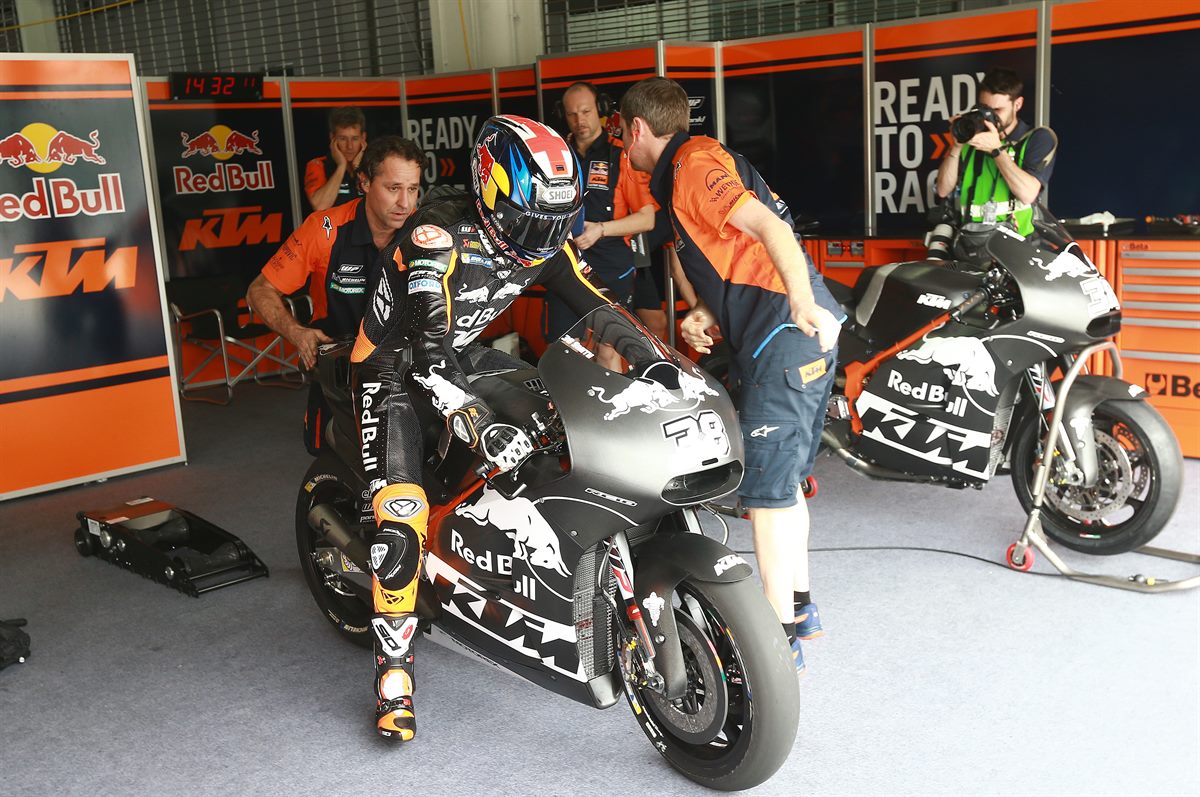 Bradley Smith & Mechanics KTM RC16 Box Sepang 2017