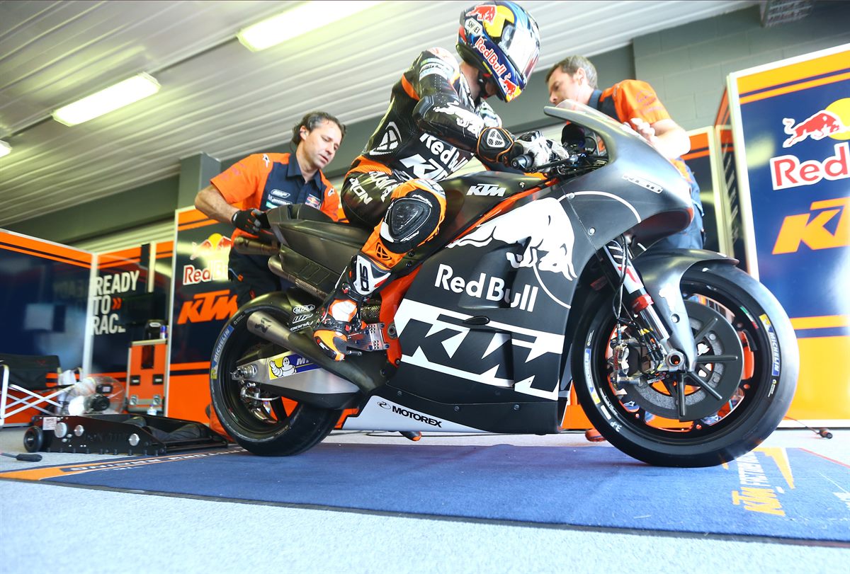 Bradley Smith & Mechanics KTM RC16 Box Phillip Island 2017