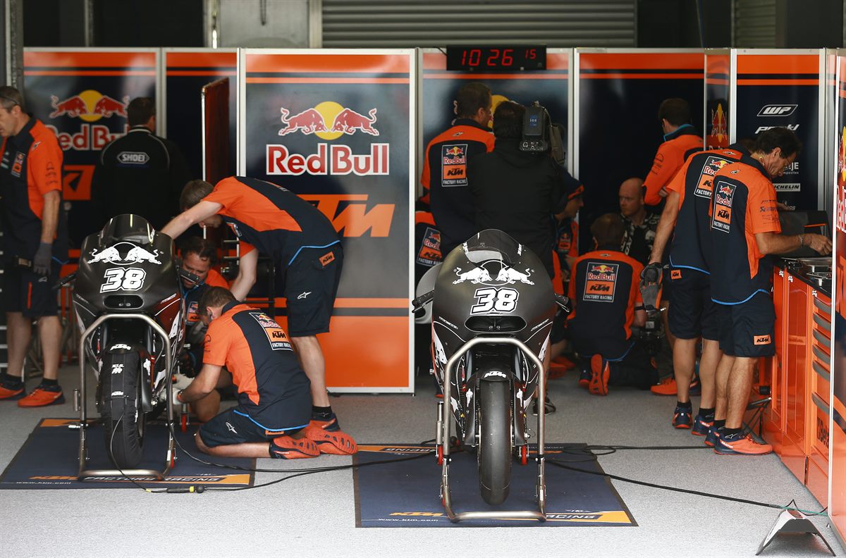 Bradley Smith & Staff KTM RC16 Box Phillip Island 2017
