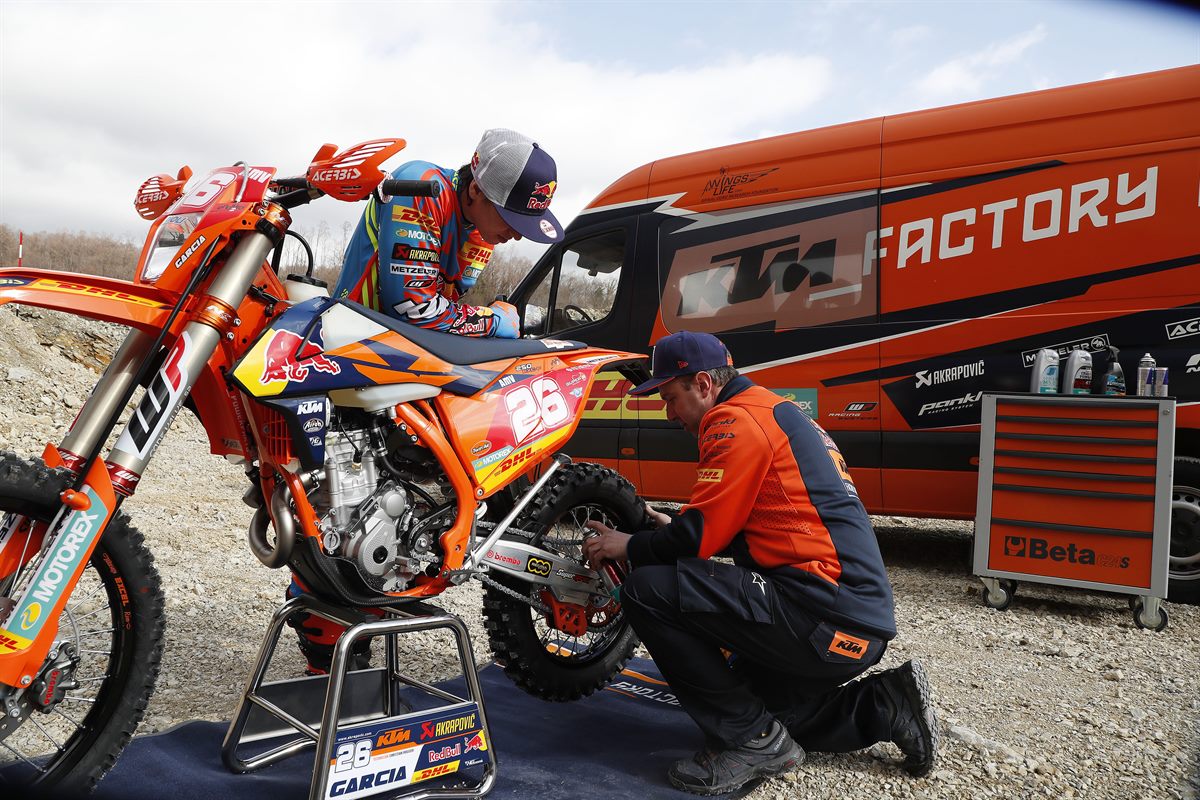 Josep Garcia & Mechanic KTM 250 EXC-F 2017