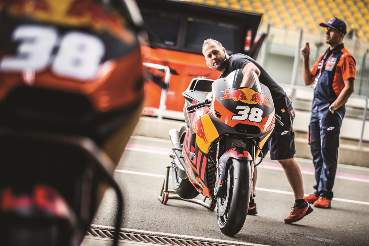 Mechanic Bradley Smith KTM RC16 Poit Lane Losail 2017