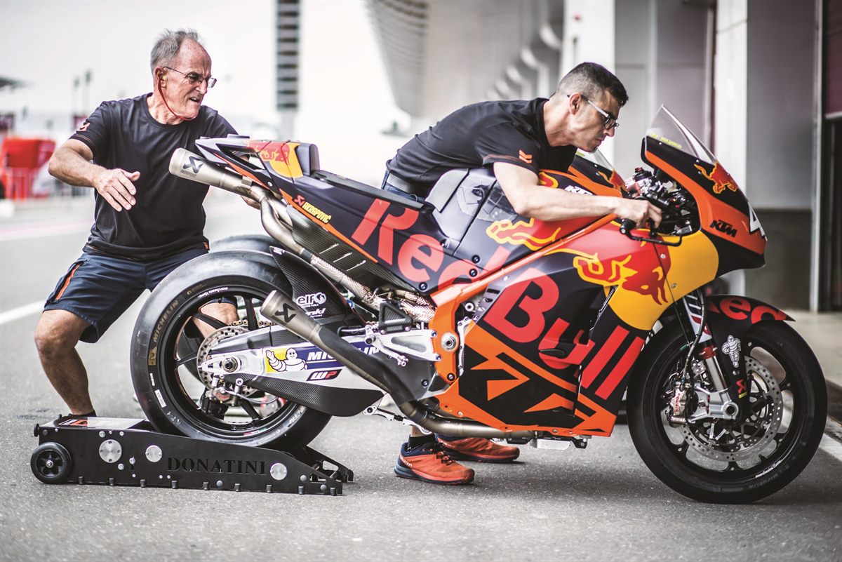 Mechanics Pol Espargaro KTM RC16 Pit Lane Losail 2017