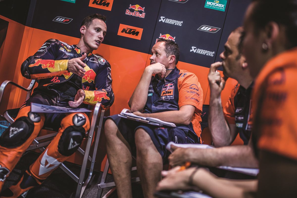 Pol Espargaro & Staff Box Losail 2017