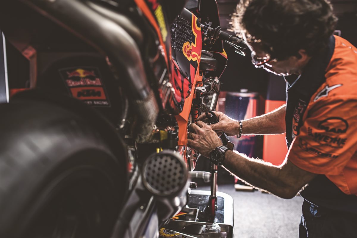 Mechanic Bradley Smith KTM RC16 Box Losail 2017