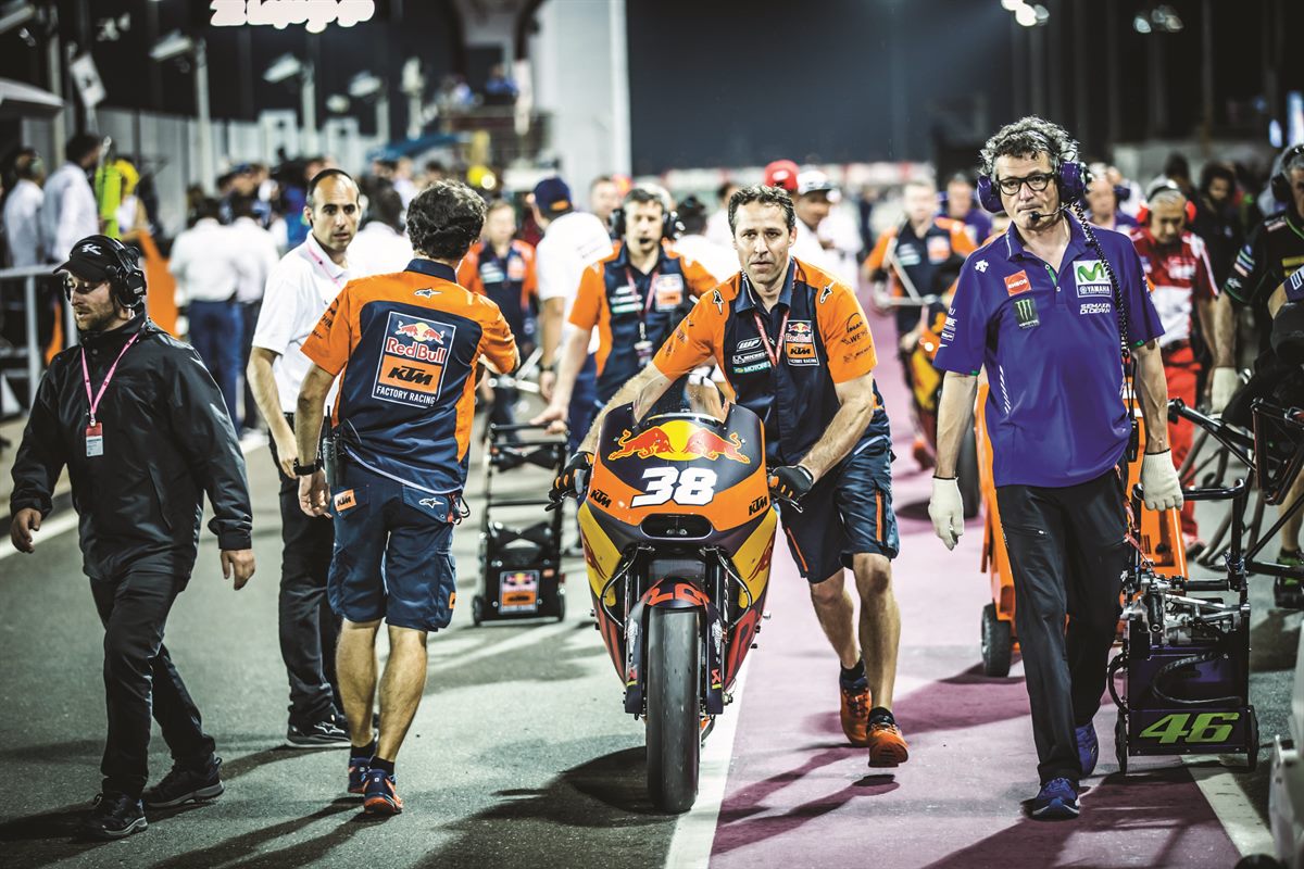 Mechanics Bradley Smith KTM RC16 Grid Losail 2017