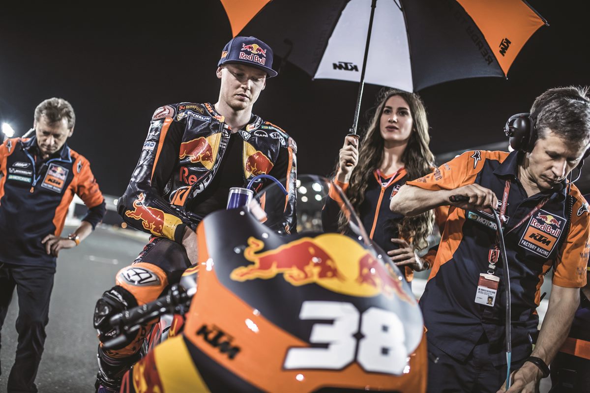 Bradley Smith & Mechanics KTM RC16 Grid Losail 2017