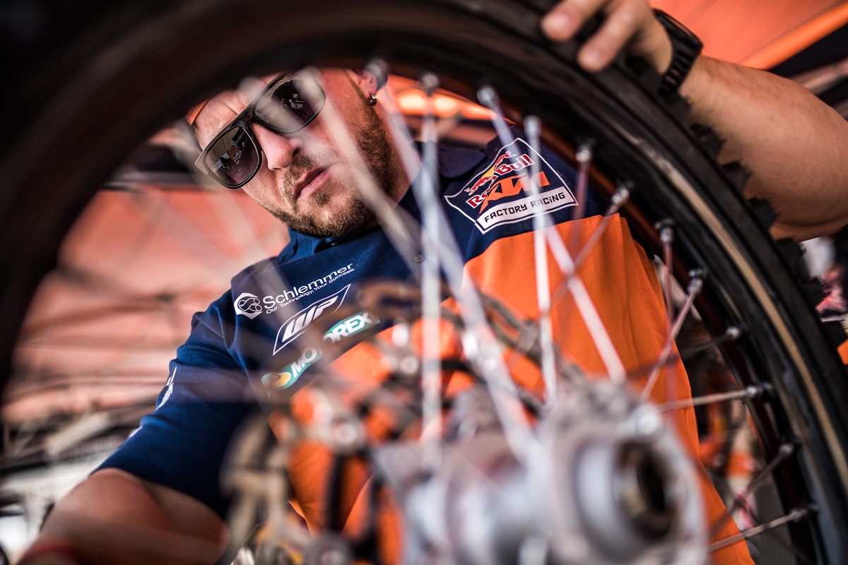 Mechanic Matthias Walkner KTM 450 RALLY Paddock Abu Dhabi 2017