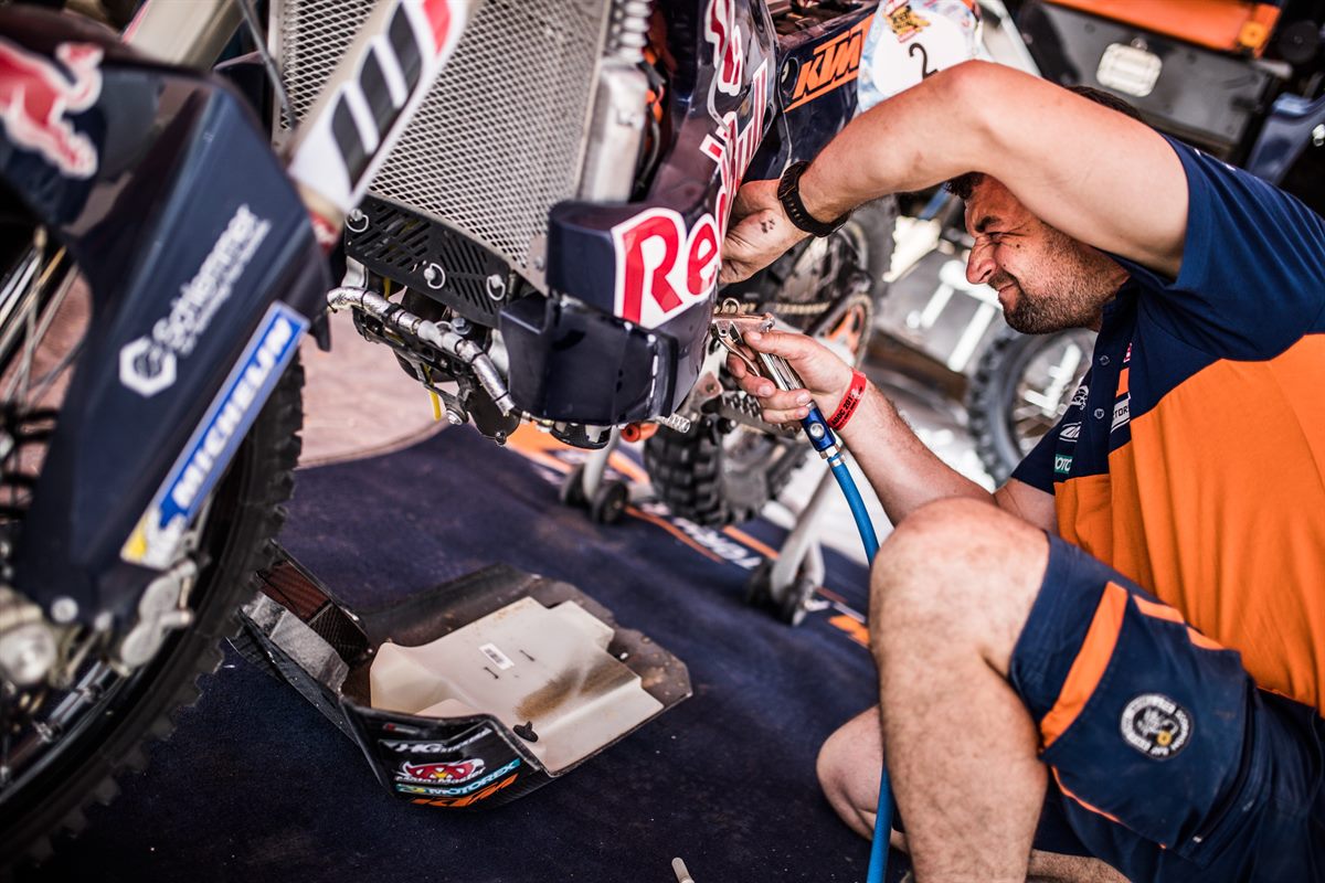 Mechanic Sam Sunderland KTM 450 RALLY Paddock Abu Dhabi 2017