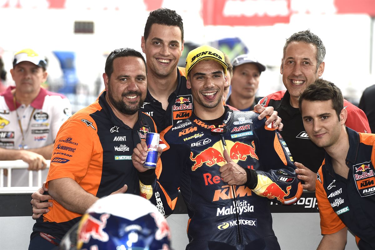 Miguel Oliveira & Staff Parc Ferme Termas de Rio Hondo 2017