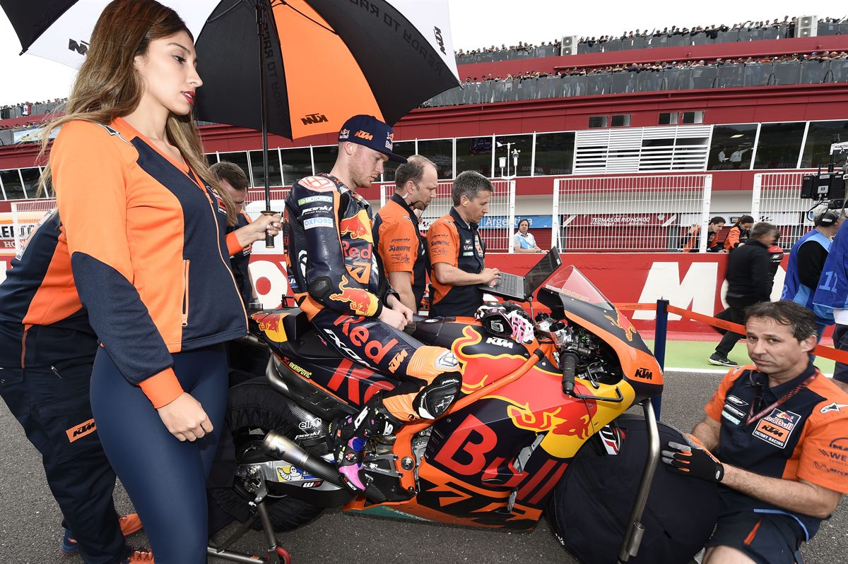 Bradley Smith & Staff KTM RC16 Start Termas de Rio Hondo 2017