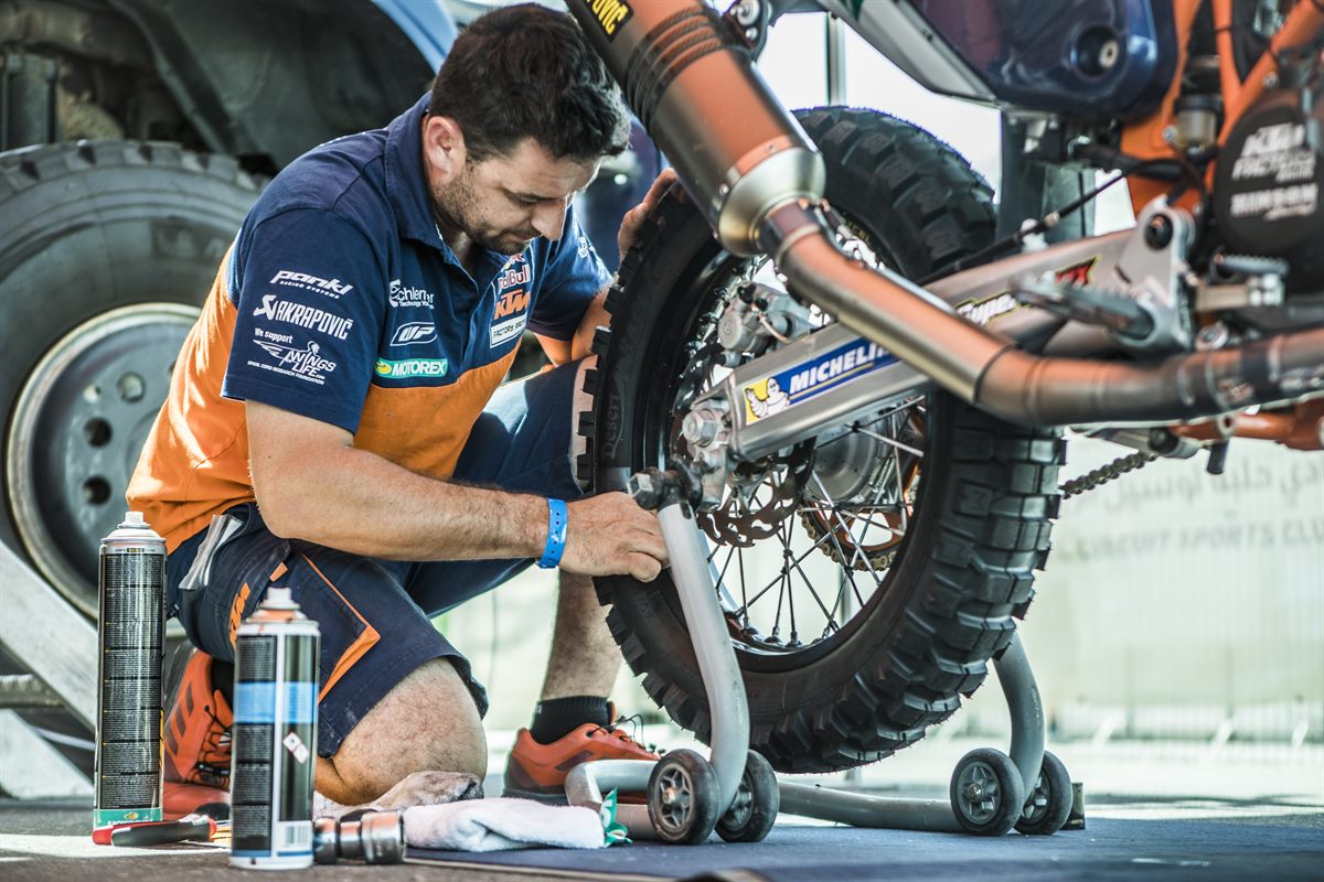 Mechanic Sam Sunderland KTM 450 RALLY Paddock Qatar 2017