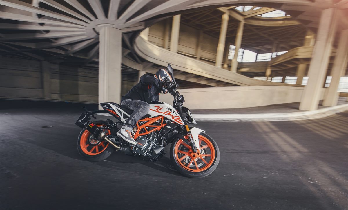 KTM 390 DUKE ACTION 1