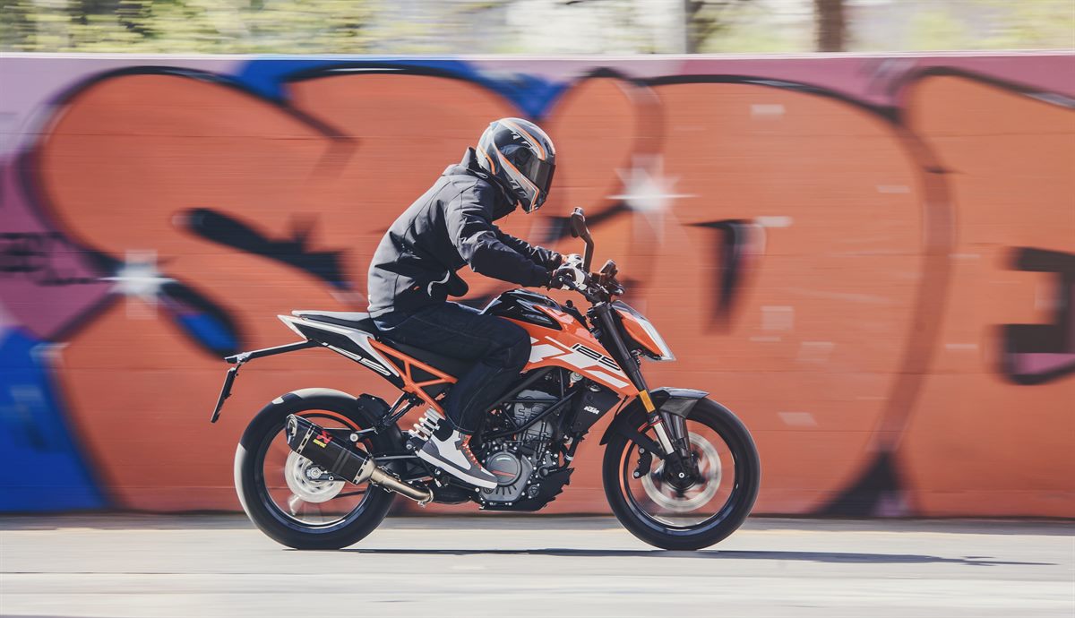 KTM 125 DUKE ACTION 1