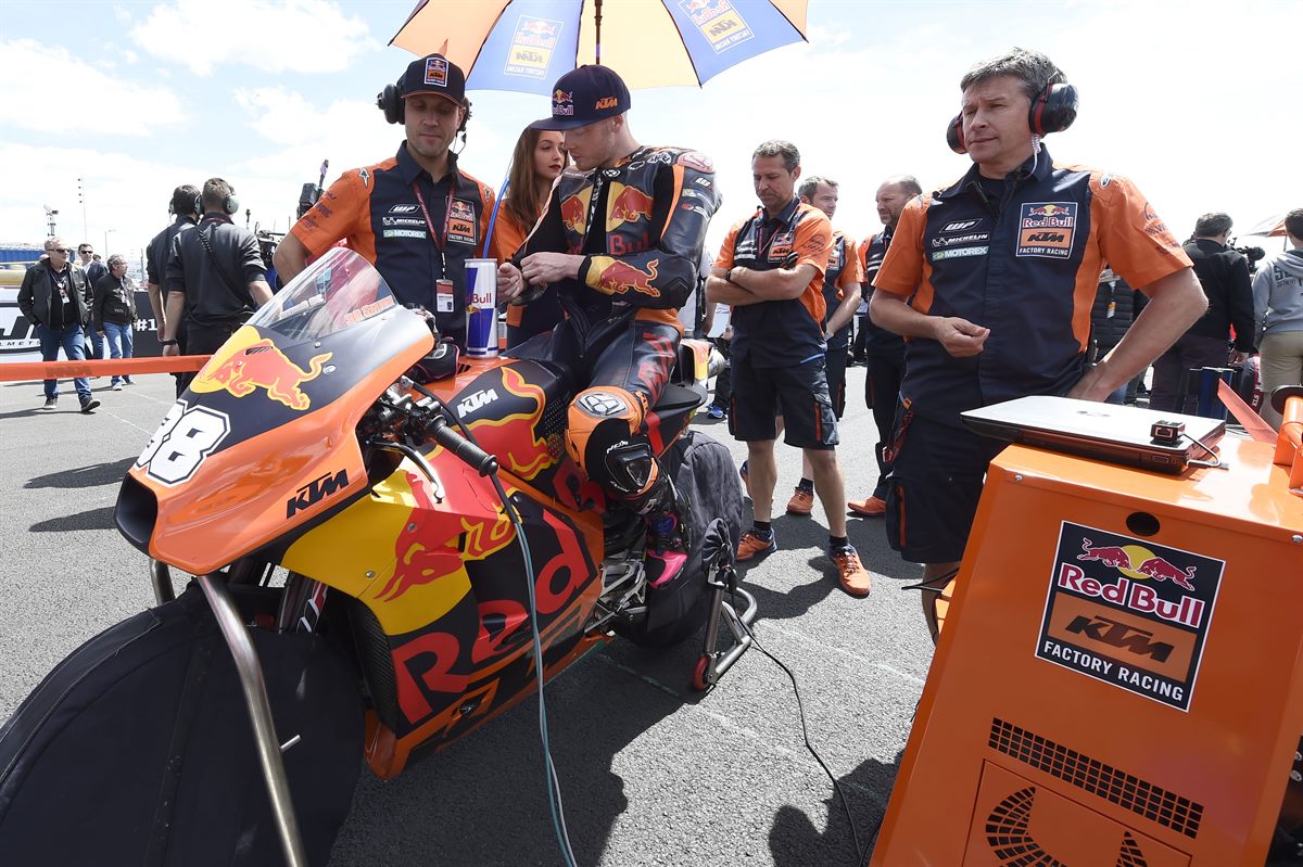 Bradley Smith & Staff KTM RC16 Start Le Mans 2017