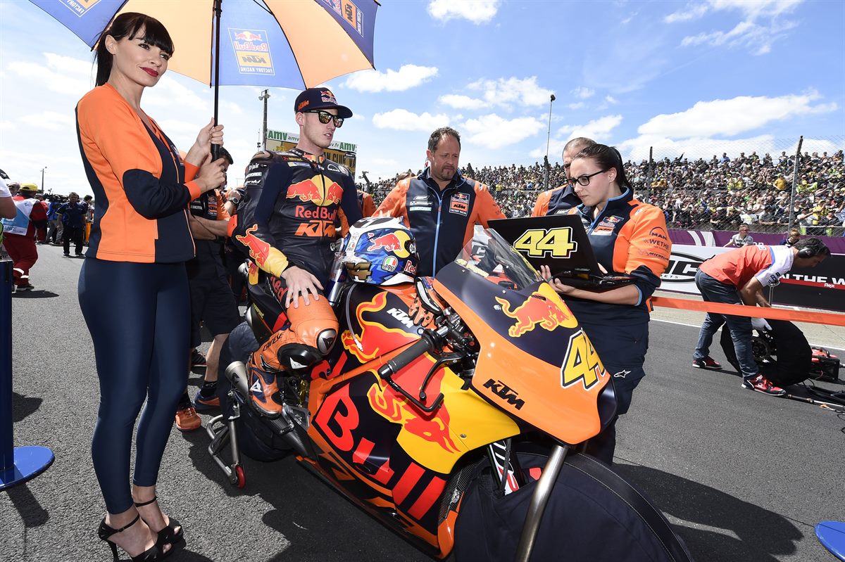 Pol Espargaro & Staff KTM RC16 Start Le Mans 2017