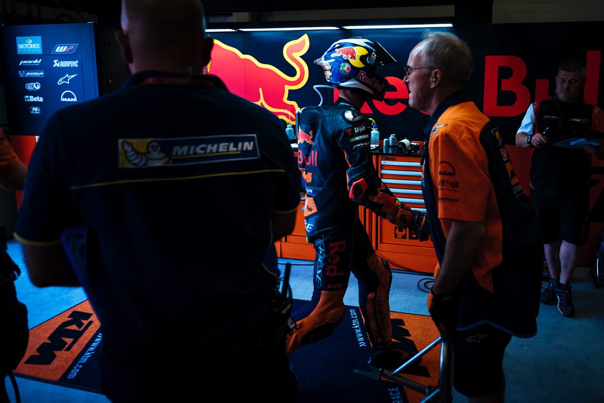 Pol Espargaro & Staff Box Autodromo del Mugello 2017