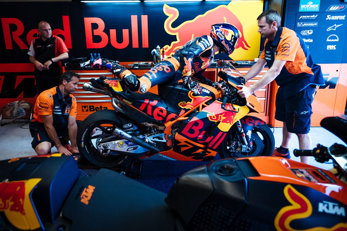 Bradley Smith & Mechanics KTM RC16 Box Autodromo del Mugello 2017
