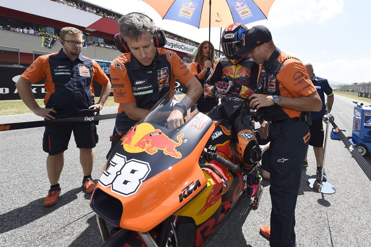 Bradley Smith & Staff KTM RC16 Start Autodromo del Mugello 2017