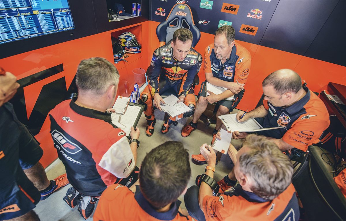 Pol Espargaro & Staff Box Circuit de Barcelona-Catalunya 2017