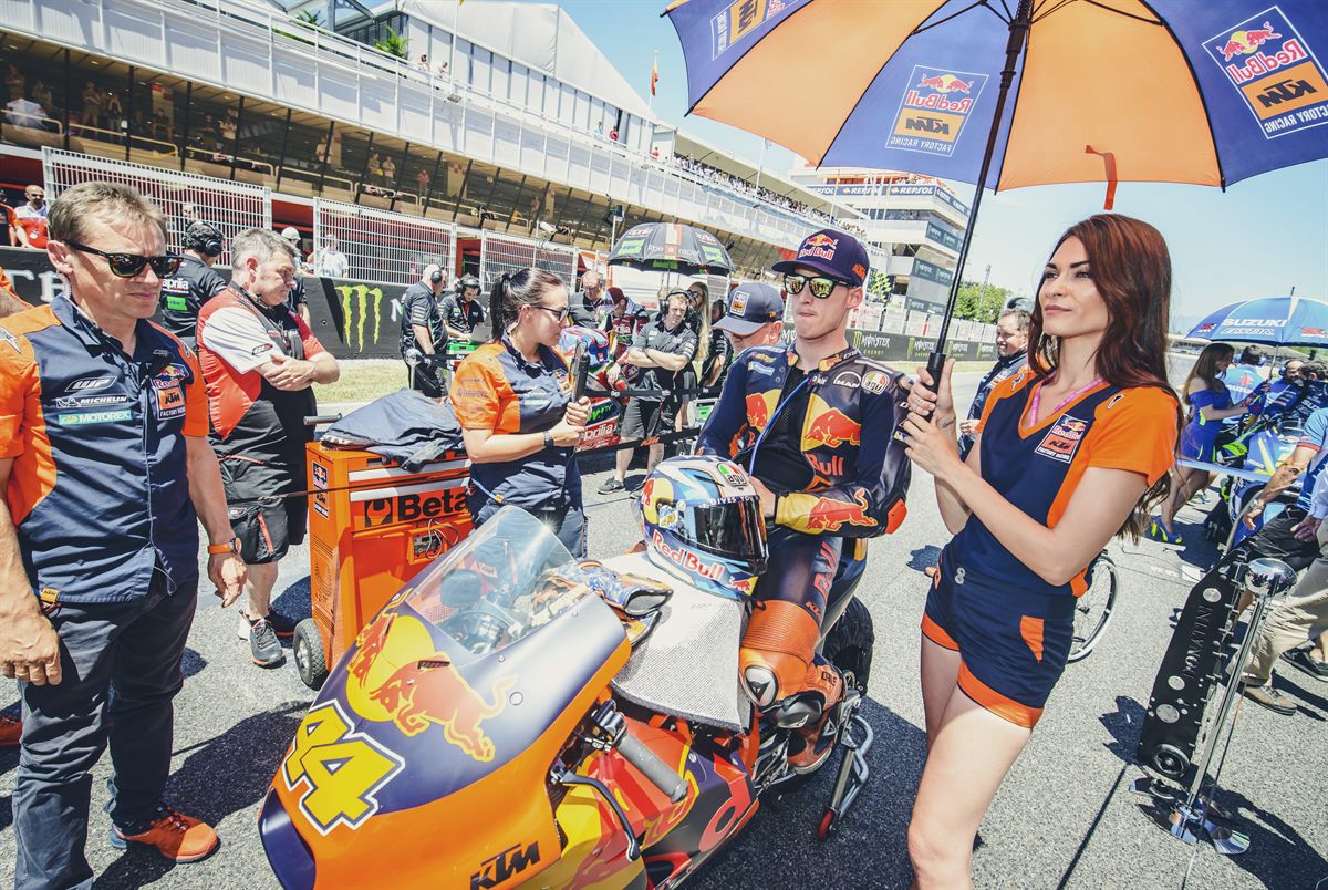 Pol Espargaro & Staff KTM RC16 Start Circuit de Barcelona-Catalunya 2017