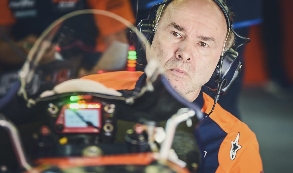 Mechanic Niccolo Antonelli KTM RC250 GP Box Circuit de Barcelona-Catalunya 2017