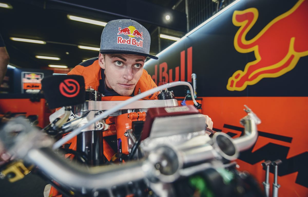 Brad Binder KTM Moto2 Box Circuit de Barcelona-Catalunya 2017