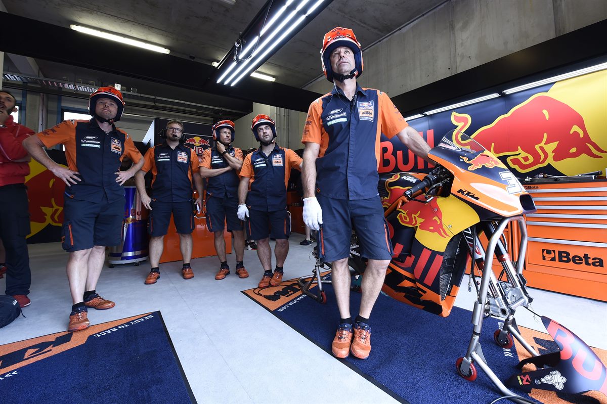 Mechanics Bradley Smith KTM RC16 Box TT Circuit Assen 2017