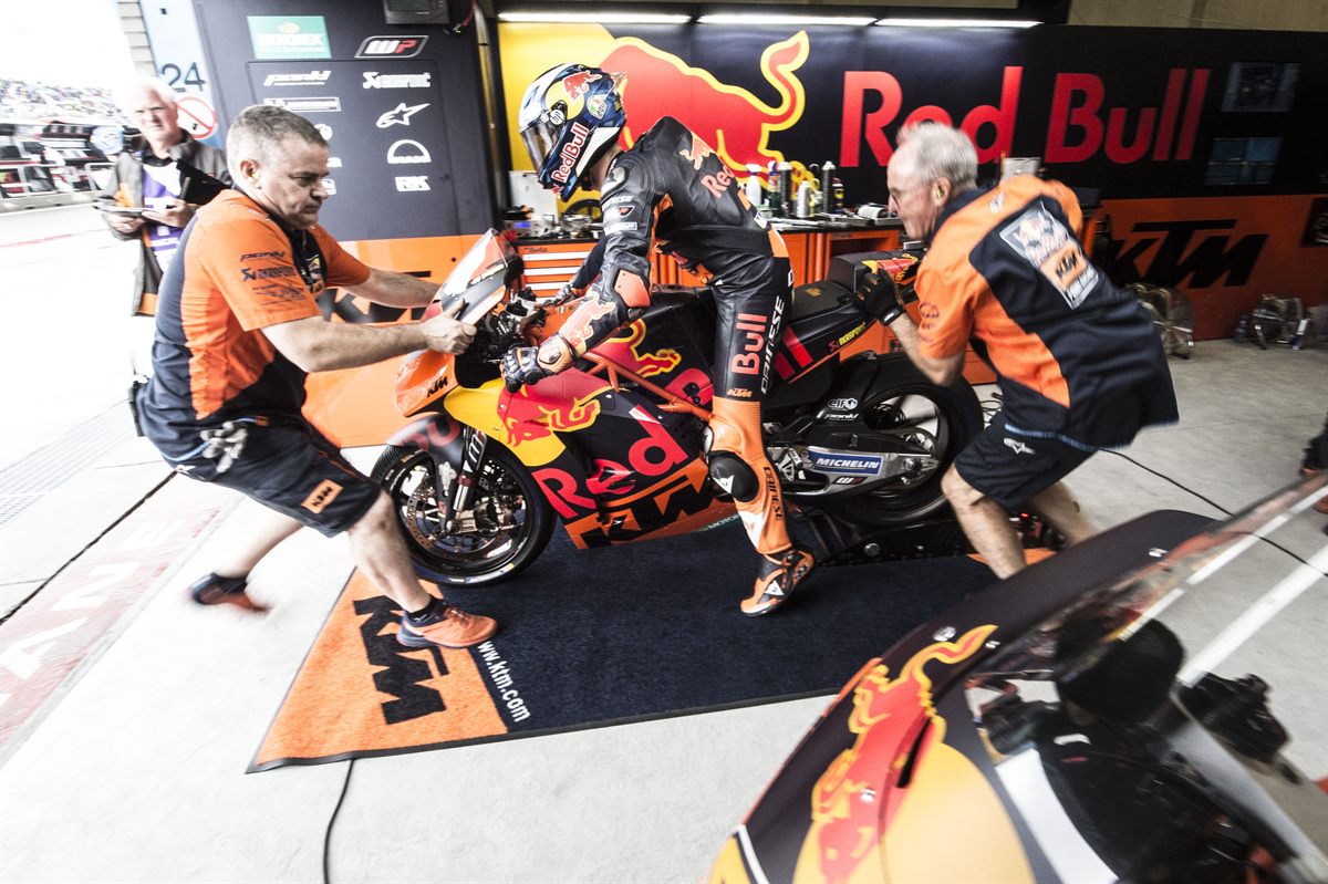 Pol Espargaro & Mechanics KTM RC16 Box TT Circuit Assen 2017