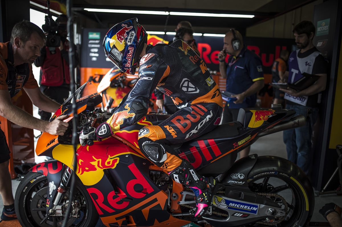 Bradley Smith Mechanics KTM RC16 Box Sachsenring 2017