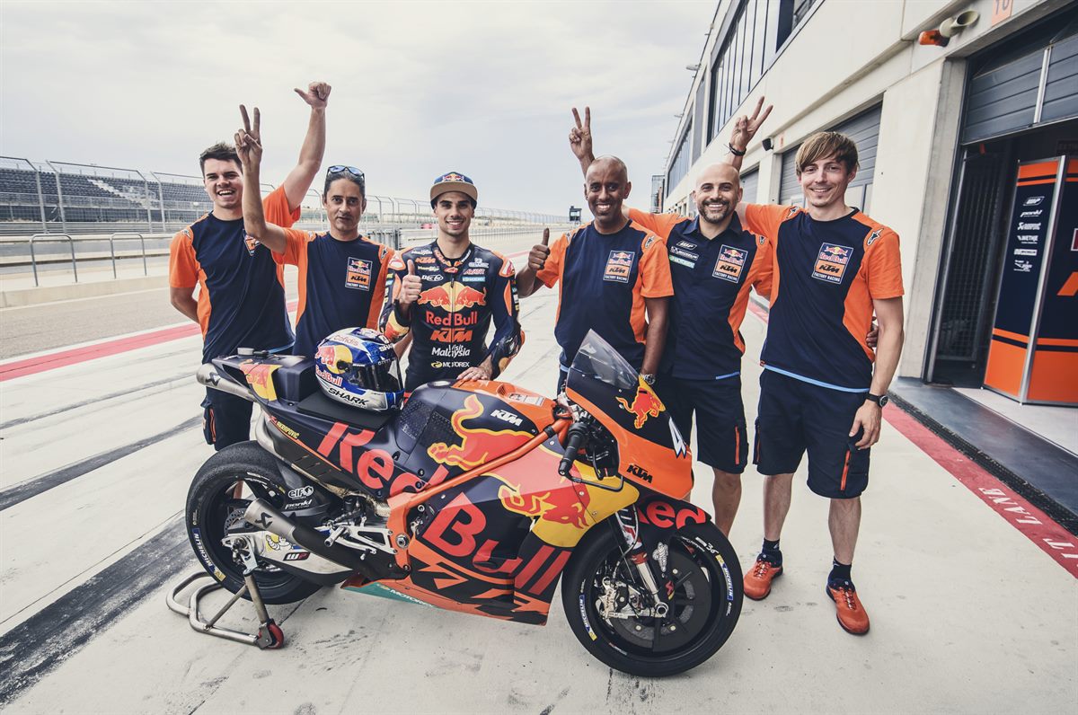 Miguel Oliveira & Staff KTM RC16 Pit Lane MotorLand Aragon 2017