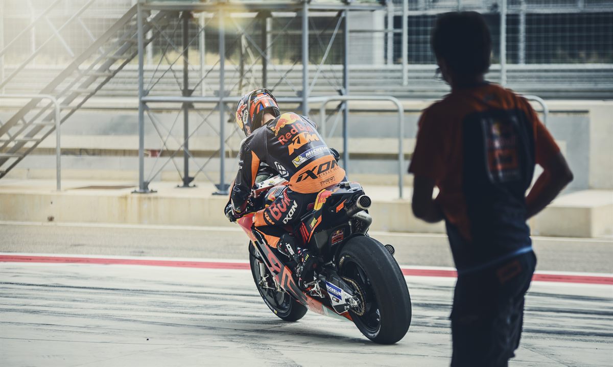 Mechanic Bradley Smith KTM RC16 Box MotorLand Aragon 2017