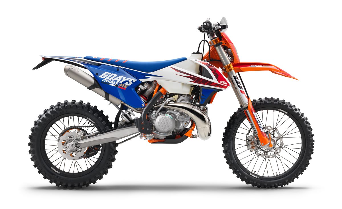 176945_KTM-300-XC-W-USA-Sixdays-90-degree-MY-2018-studio