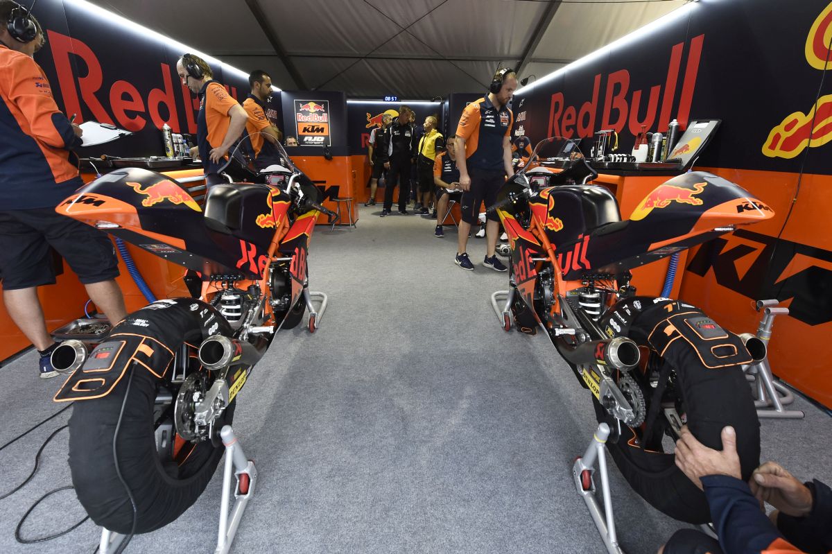 Bo Bendsneyder, Niccolo Antonelli & Staff KTM RC250 GP Box Automotodrom Brno 2017