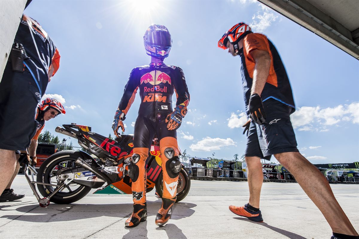 Pol Espargaro & Mechancis KTM RC16 Pit Lane Automotodrom Brno 2017