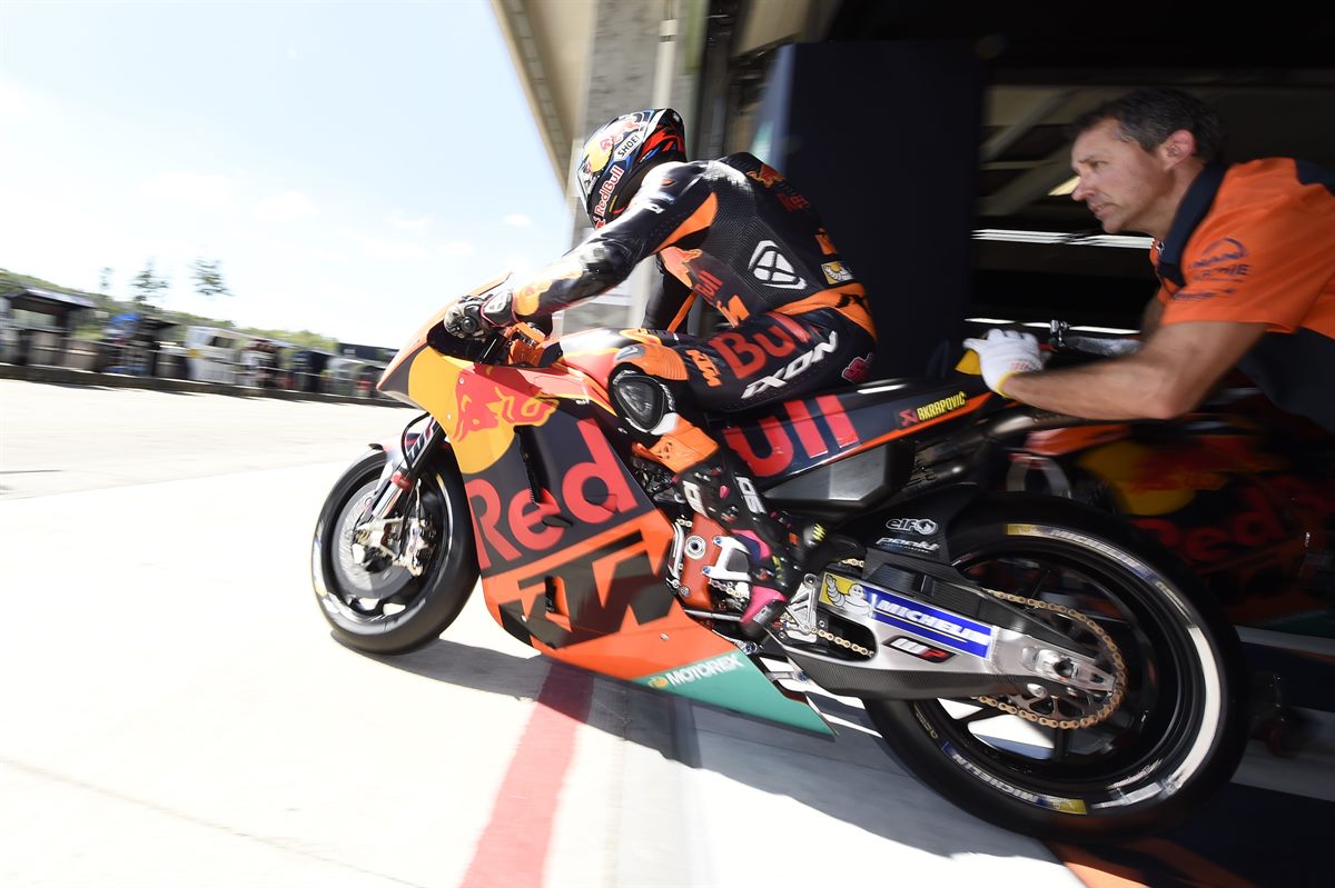 Bradley Smith & Mechanic KTM RC16 Pit Lane  Automotodrom Brno 2017