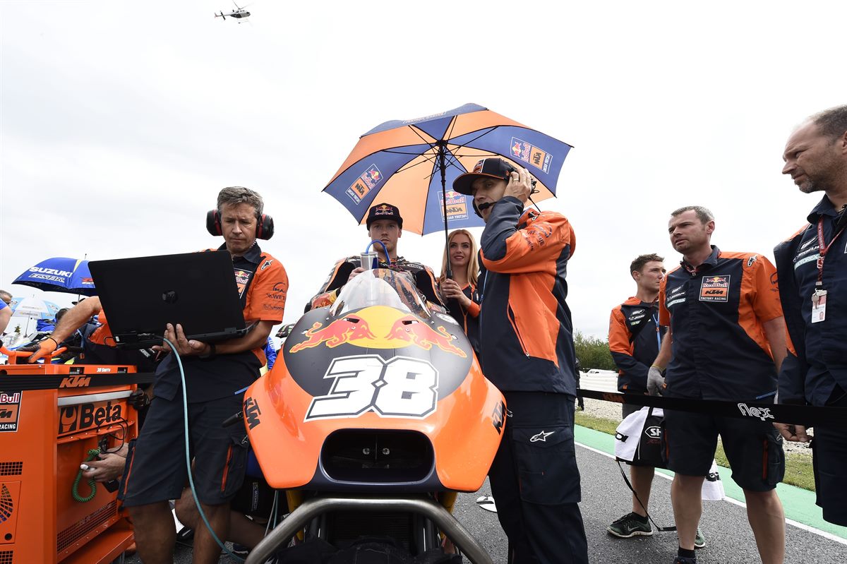 Bradley Smith & Staff KTM RC16 Start Automotodrom Brno 2017